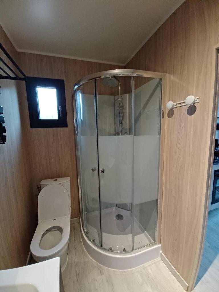 une salle de bain avec douche et toilettes dans l'établissement La Cabanne du Vigné, à Saint-Pargoire