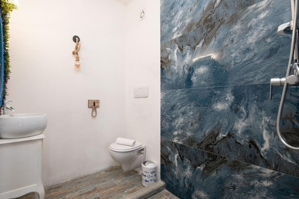 une salle de bain avec une douche, des toilettes et un lavabo dans l'établissement Hemingway Villa-refurbished 2025, à Specchiolla