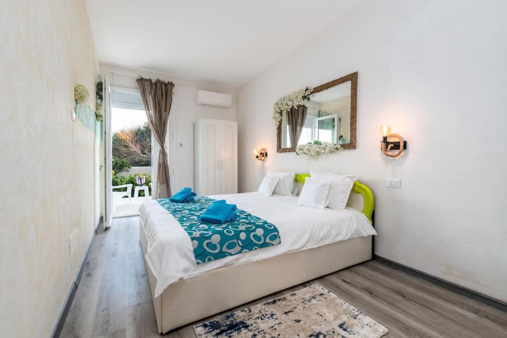 une chambre avec un grand lit et un miroir dans l'établissement Hemingway Villa-refurbished 2025, à Specchiolla 58 autres photos