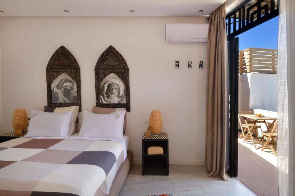 une chambre avec un lit et un balcon dans l'établissement Riad Palau Marrakech, à Marrakech 37 autres photos