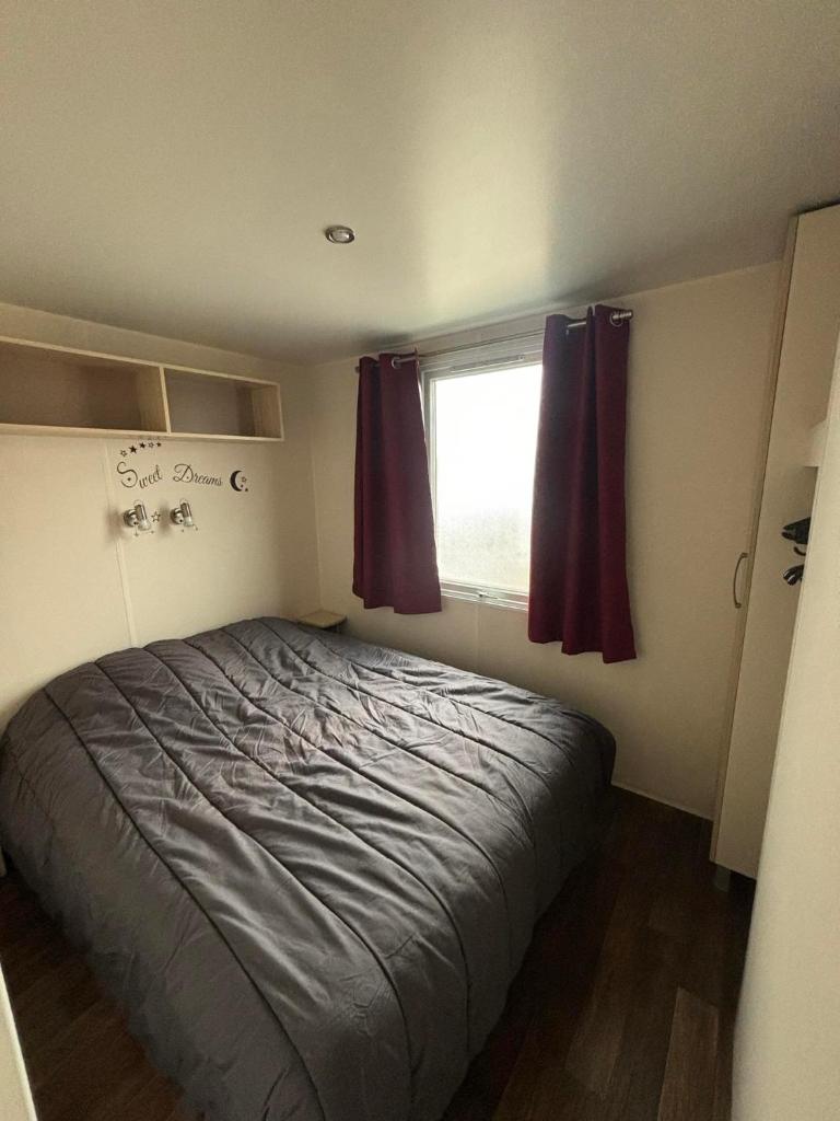 une petite chambre avec un lit et une fenêtre dans l'établissement MOBILE HOME 6 PERSONNES, à Port-la-Nouvelle