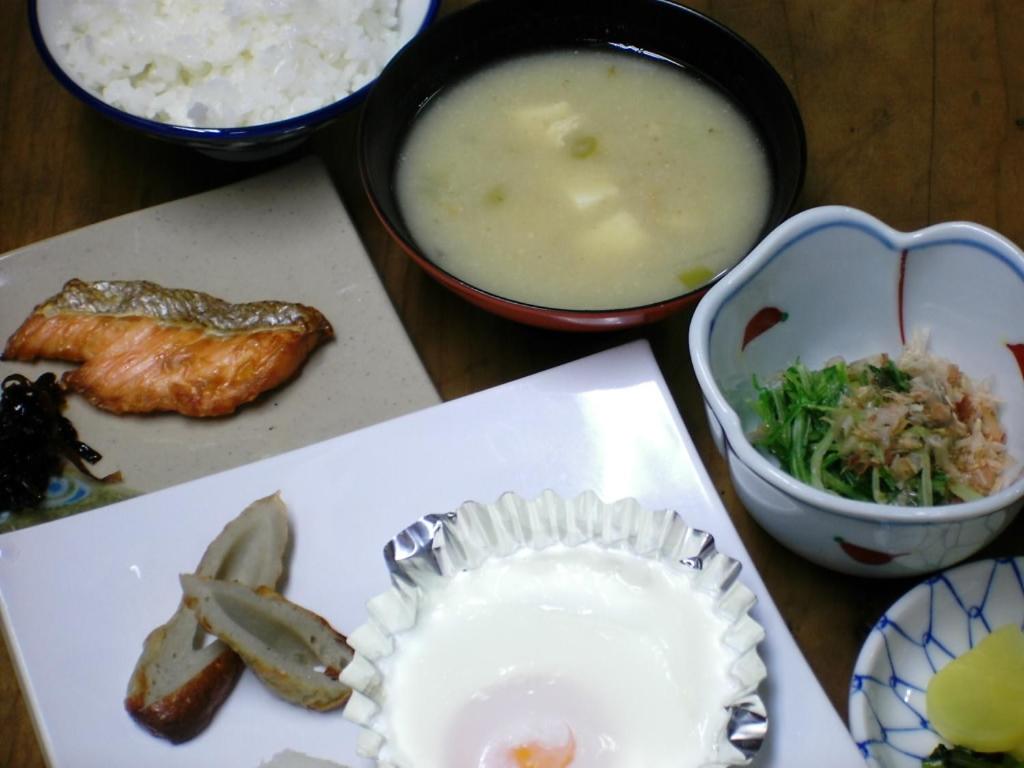- une table avec une assiette de nourriture et un bol de soupe dans l'établissement Komecho Ryokan, à Imabari