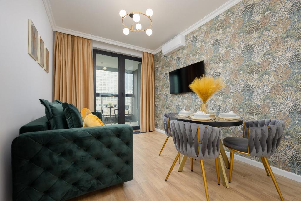 Elegant Apartment near Rondo ONZ by Renters Prestige 1