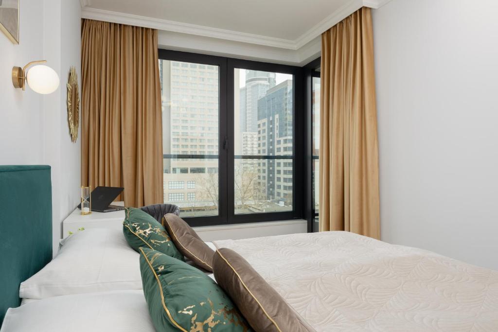 Elegant Apartment near Rondo ONZ by Renters Prestige 2