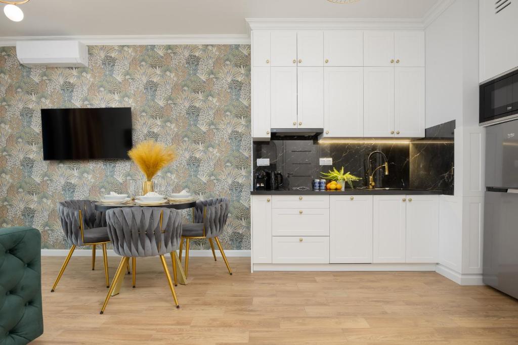 Elegant Apartment near Rondo ONZ by Renters Prestige 3