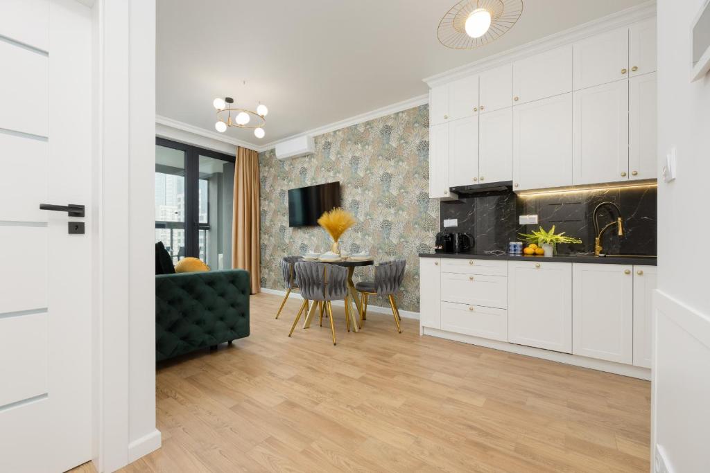 Elegant Apartment near Rondo ONZ by Renters Prestige 6