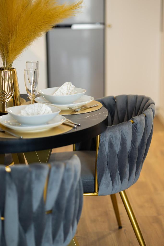 Elegant Apartment near Rondo ONZ by Renters Prestige 8