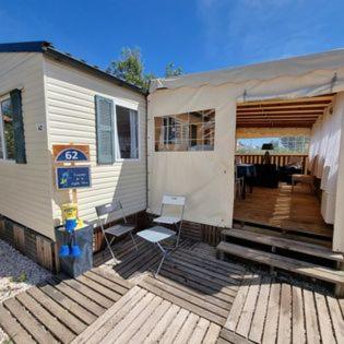 une maison avec deux chaises et une terrasse couverte avec une terrasse dans l'établissement La Cigale Bleue, à Hyères 3 autres photos