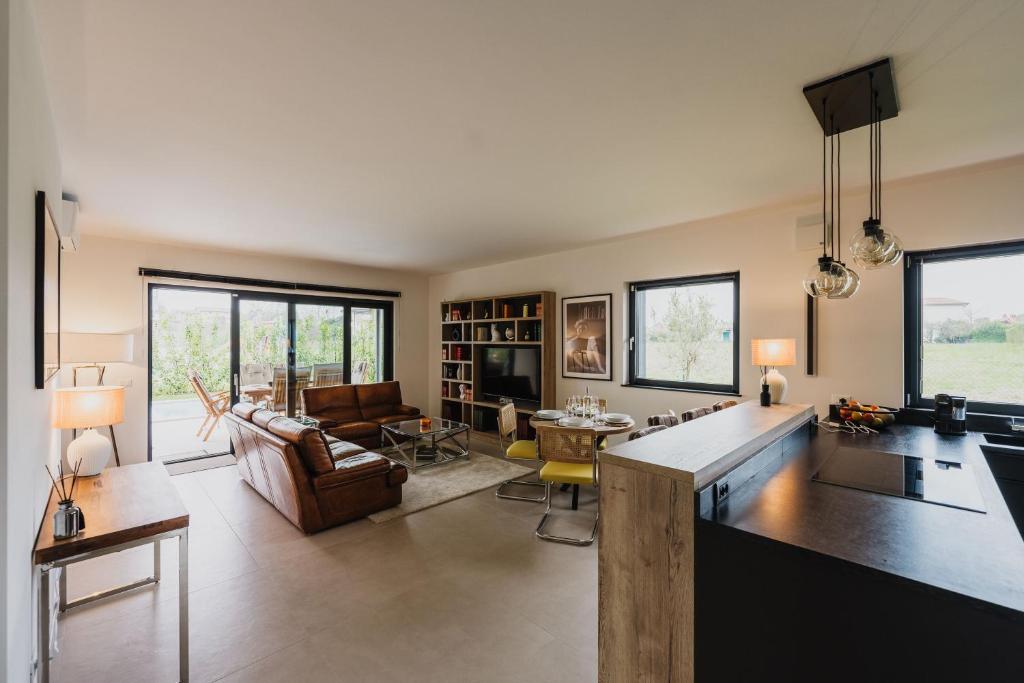 un salon avec un canapé et une table dans l'établissement Luxe Villa Maxime, à Lazise