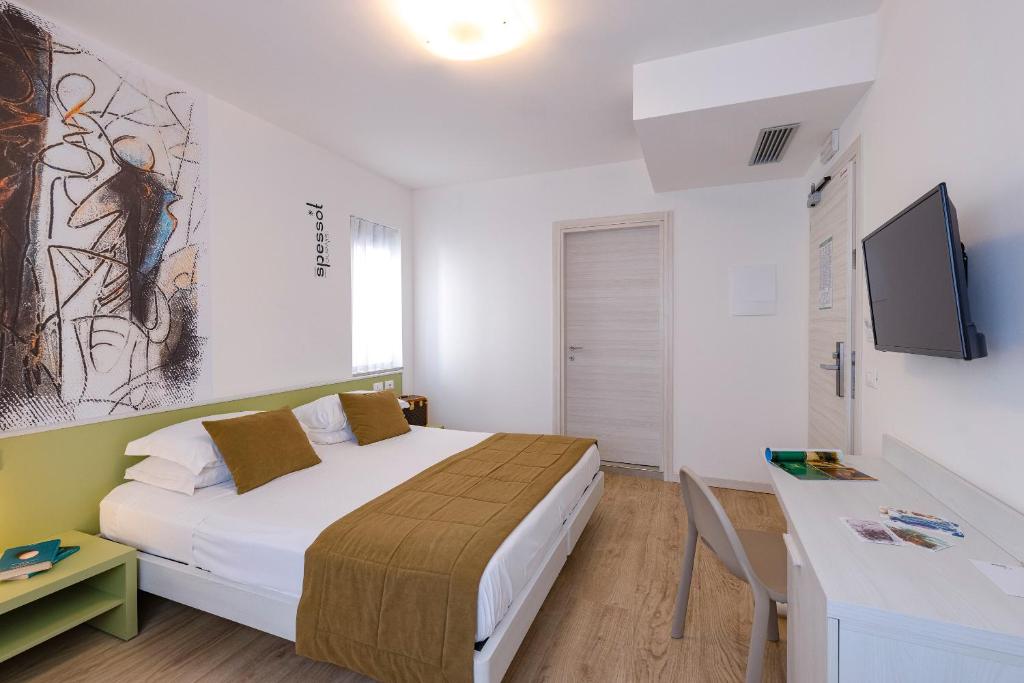 une chambre avec un lit et un bureau dans l'établissement Art Hotel Principe, à Lignano Sabbiadoro 23 autres photos
