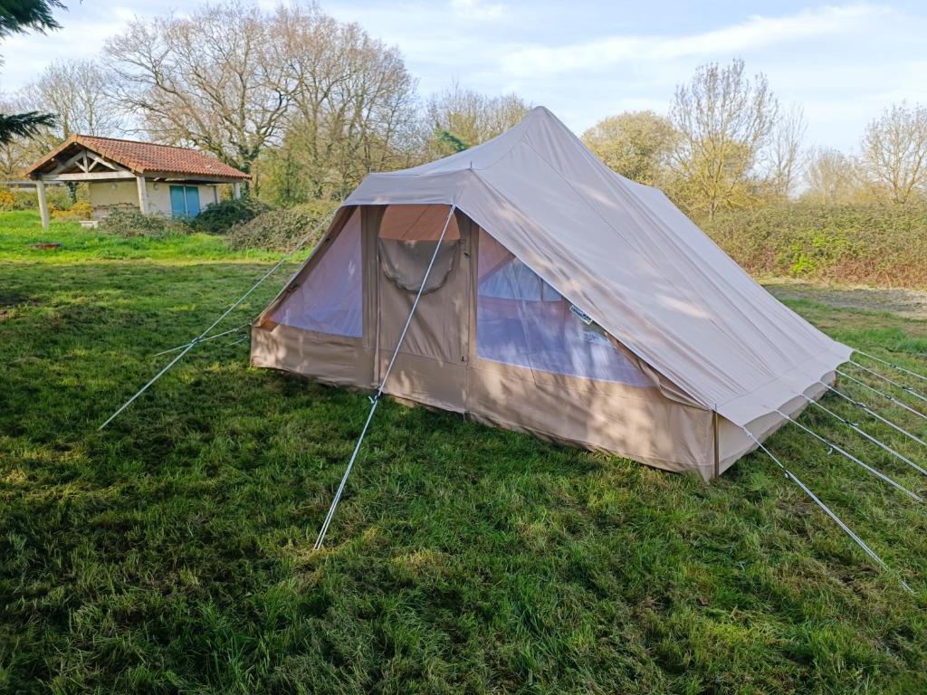 une tente assise dans l'herbe dans un champ dans l'établissement Du cote de Roussay, à Roussay