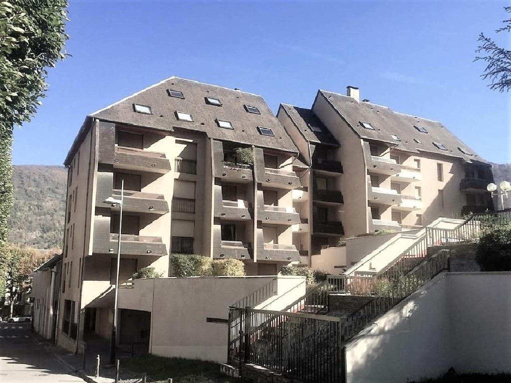 un grand immeuble dans l'établissement Charmant T2, hypercentre, calme, terrasse, parking, à Luchon