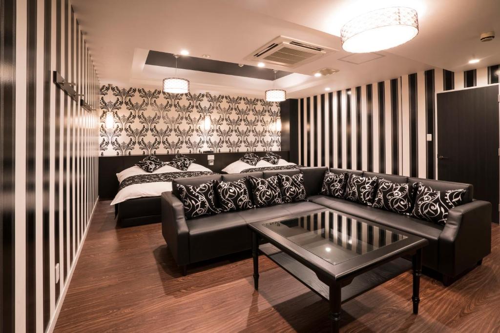 un salon avec un canapé et une table dans l'établissement Xenia Amagasaki, à Amagasaki