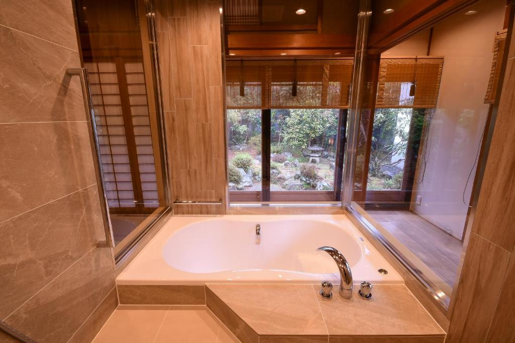 une baignoire dans une salle de bain avec une fenêtre dans l'établissement Koyasan Shukubo Yochiin, à Koyasan