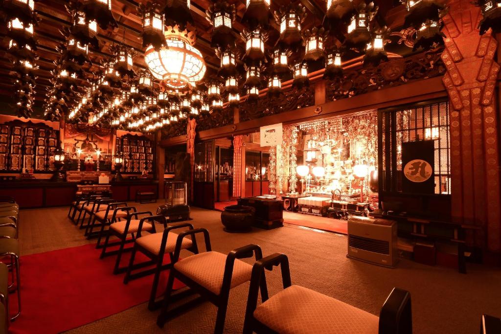 une salle avec une rangée de chaises dans une bibliothèque dans l'établissement Koyasan Shukubo Yochiin, à Koyasan 37 autres photos