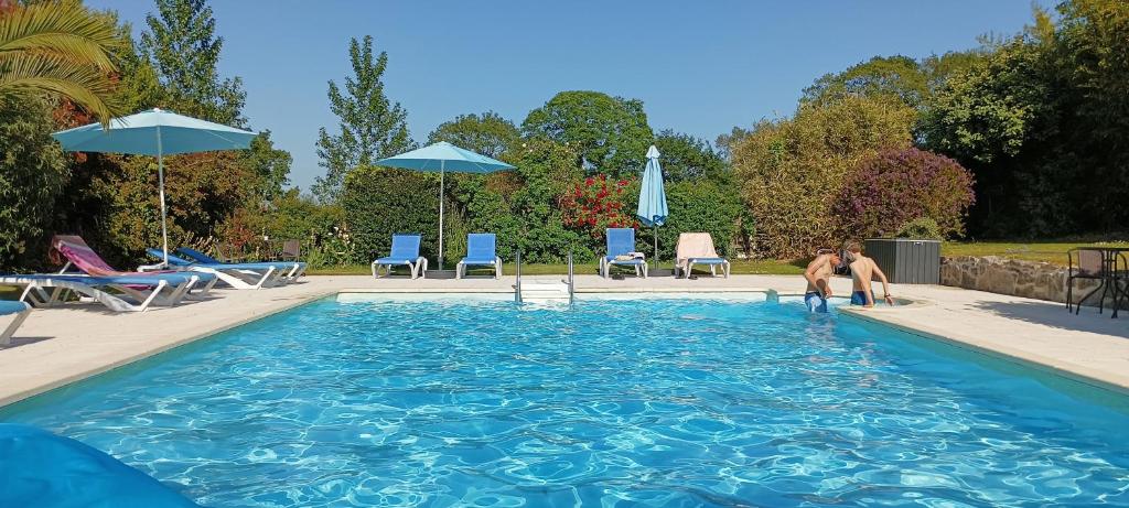 Un homme se tient dans une piscine dans l'établissement Keranmeriet D near Pont Aven, Concarneau, beaches 15km, à Melgven