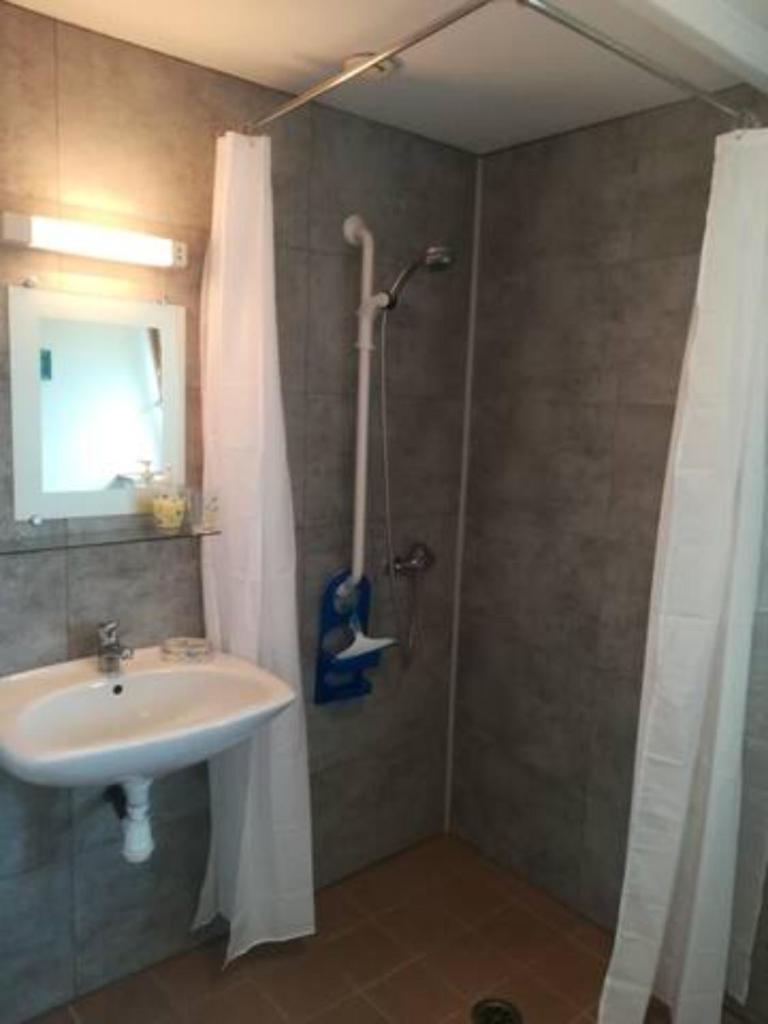 une salle de bain avec un lavabo et une douche dans l'établissement Keranmeriet D near Pont Aven, Concarneau, beaches 15km, à Melgven 21 autres photos