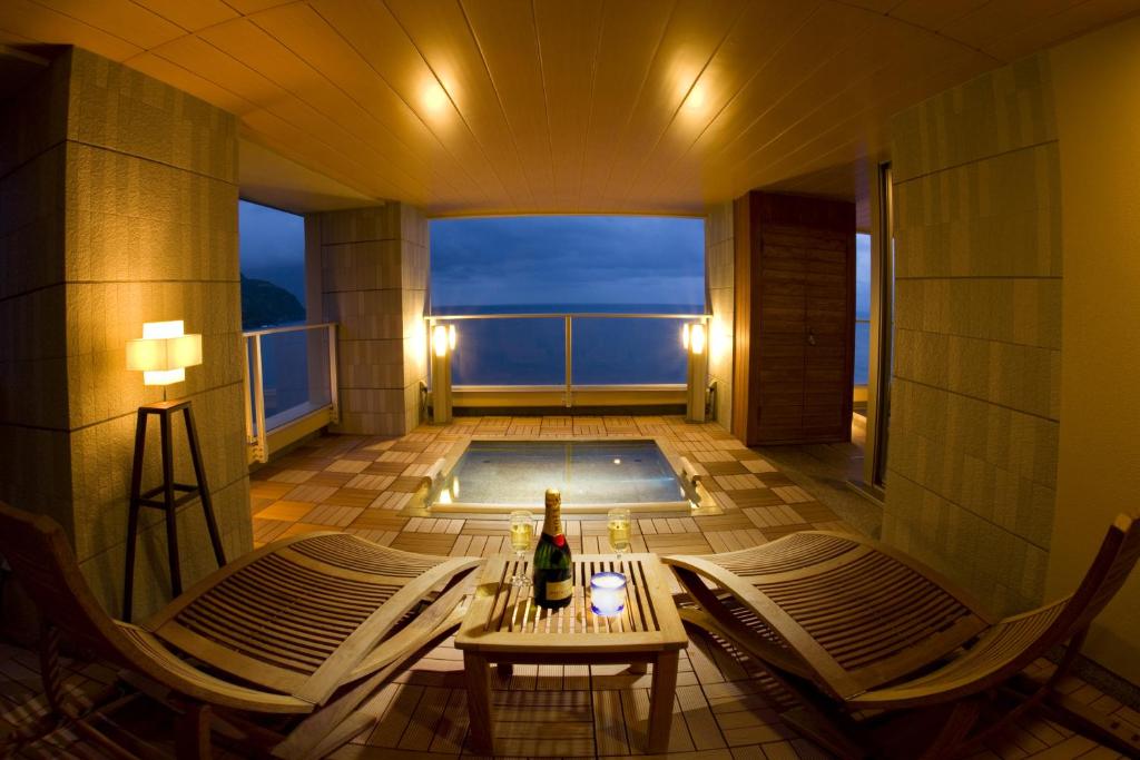 une chambre avec une piscine, 2 chaises et une table dans l'établissement Hamanoyu, à Higashiizu