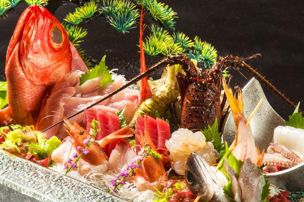 une plaque de nourriture à base de crevettes et d’autres aliments dans l'établissement Hamanoyu, à Higashiizu