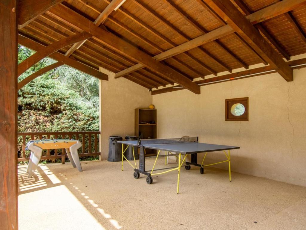 - une table de ping-pong dans une pièce dotée d'un plafond en bois dans l'établissement Maison de charme avec piscine, au cœur de Prats du Périgord, idéale pour 4 pers. et animaux acceptés - FR-1-616-353, à Prats-du-Périgord