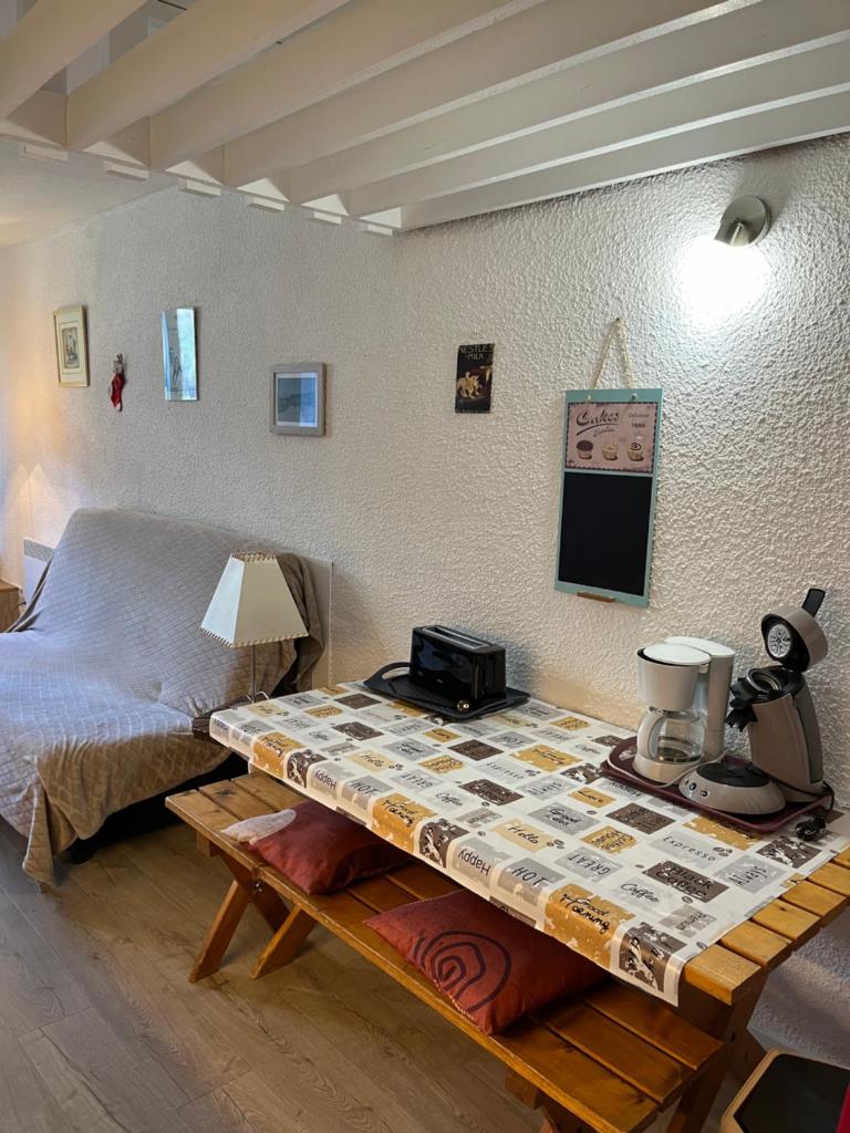 - une chambre avec un lit et une table avec un mixeur dans l'établissement Grand Studio VILLARD DE LANS Les Glovettes, à Villard-de-Lans