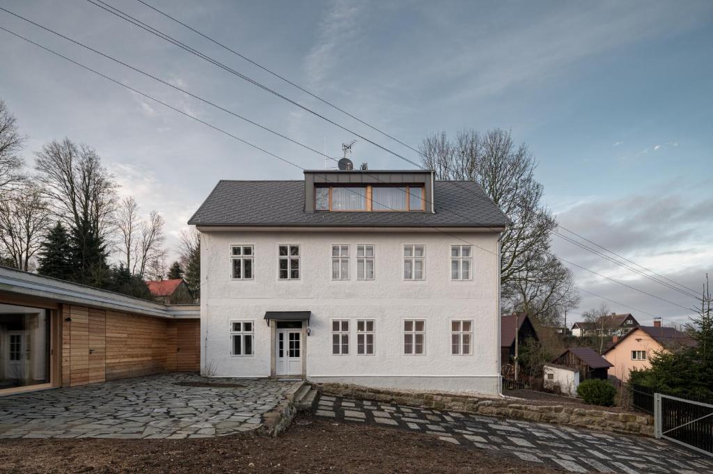 Stará škola - Alte Schule, Loučná 1