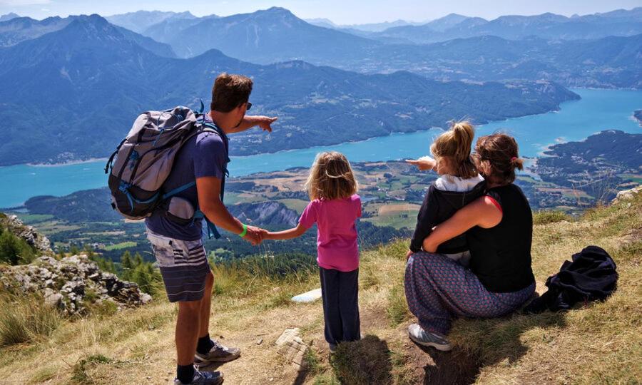 Un groupe de personnes debout au sommet d'une montagne dans l'établissement Duplex dans chalet au coeur de la station, à Réallon