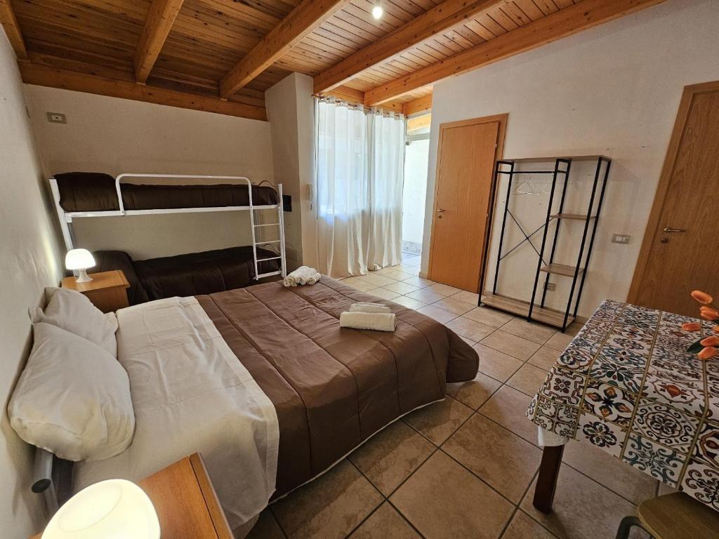 une chambre avec un grand lit dans une pièce dans l'établissement Sicilia Bella, à Mazara del Vallo