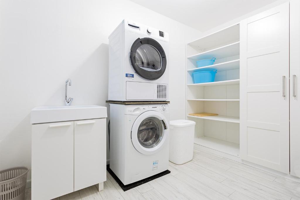 - une buanderie blanche avec lave-linge et sèche-linge dans l'établissement VILLA ILARIA con piscina privata a 350 mt spiaggia di sabbia, à Tertenìa