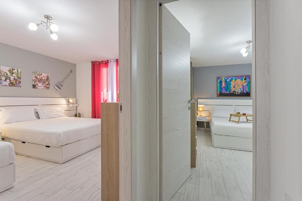 une chambre avec un lit blanc et une salle de bain dans l'établissement VILLA ILARIA con piscina privata a 350 mt spiaggia di sabbia, à Tertenìa 40 autres photos