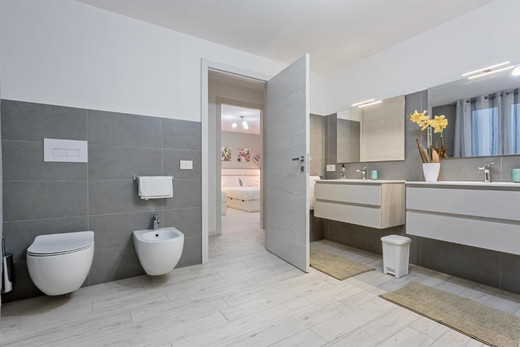 une salle de bain avec toilettes et lavabo dans l'établissement VILLA ILARIA con piscina privata a 350 mt spiaggia di sabbia, à Tertenìa