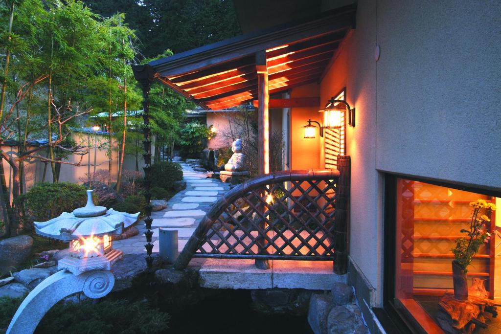 une maison dotée d'un portail et d'une voie avec une boucherie d'incendie dans l'établissement Hananoyado Fukuya, à Hakone