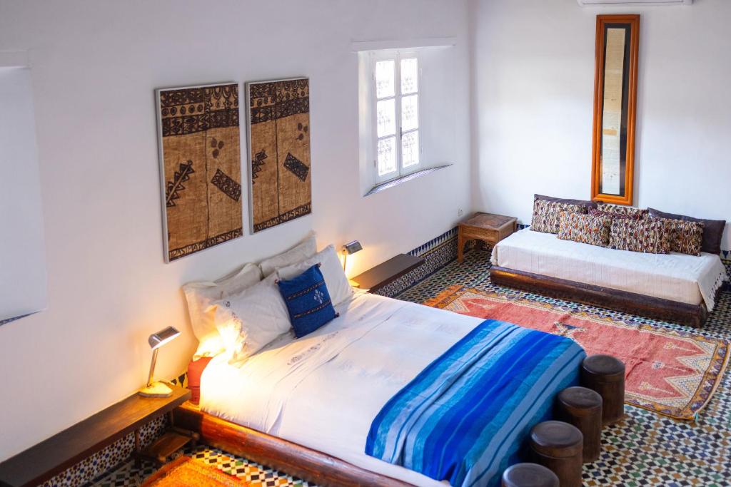 une chambre avec un lit et un canapé dans l'établissement Riad 9 Fez, à Fès