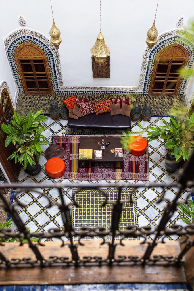 un modèle de maison avec une table et des plantes dans l'établissement Riad 9 Fez, à Fès
