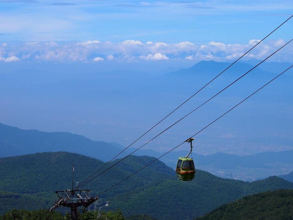 - un téléphérique au milieu des montagnes dans l'établissement Hotel Iwasuge, à Yamanouchi
