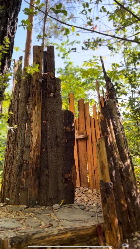 une clôture en bois au milieu d'une forêt dans l'établissement Tente Zina, à Chamborigaud
