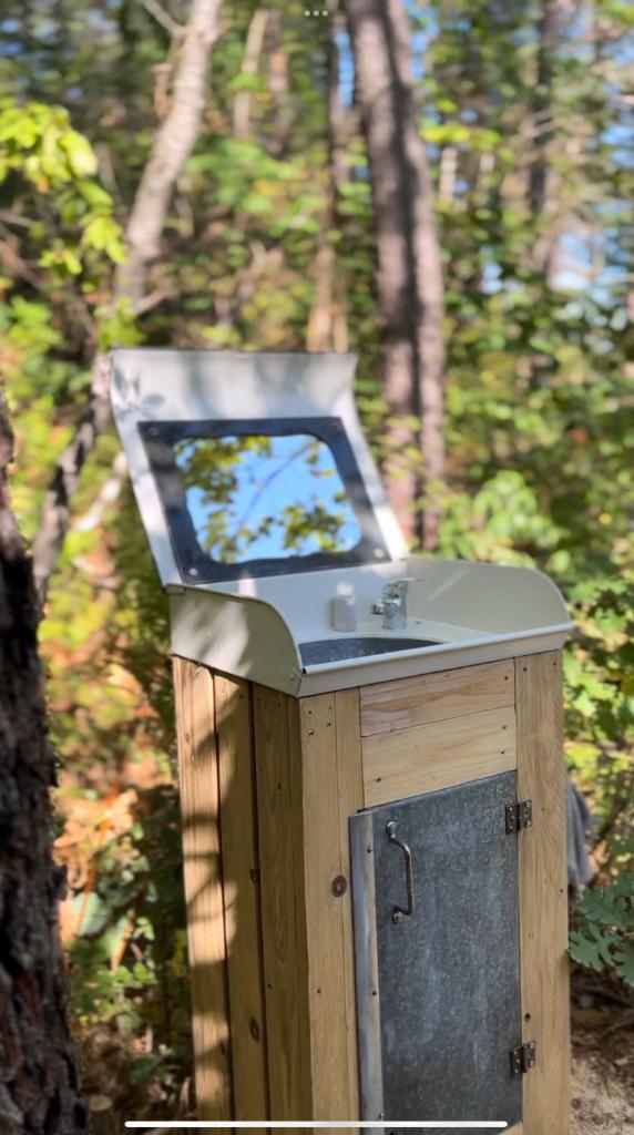 Cette maison en bois dispose d'un lavabo dans les bois. dans l'établissement Tente Zina, à Chamborigaud