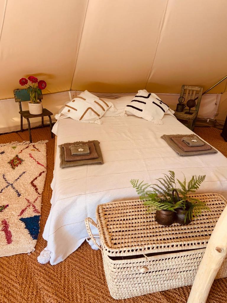 - une chambre avec un grand lit dans une tente dans l'établissement Tente Zina, à Chamborigaud