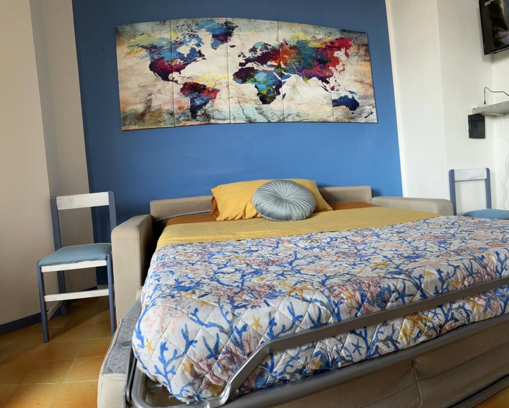 une chambre avec un lit avec un tableau sur le mur dans l'établissement Casa faith, à Campionna 24 autres photos