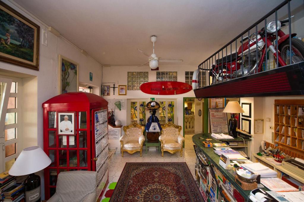 une chambre avec une cabine de téléphone rouge et une chambre avec dans l'établissement Hotel Biagiotti, à Lido di Camaiore