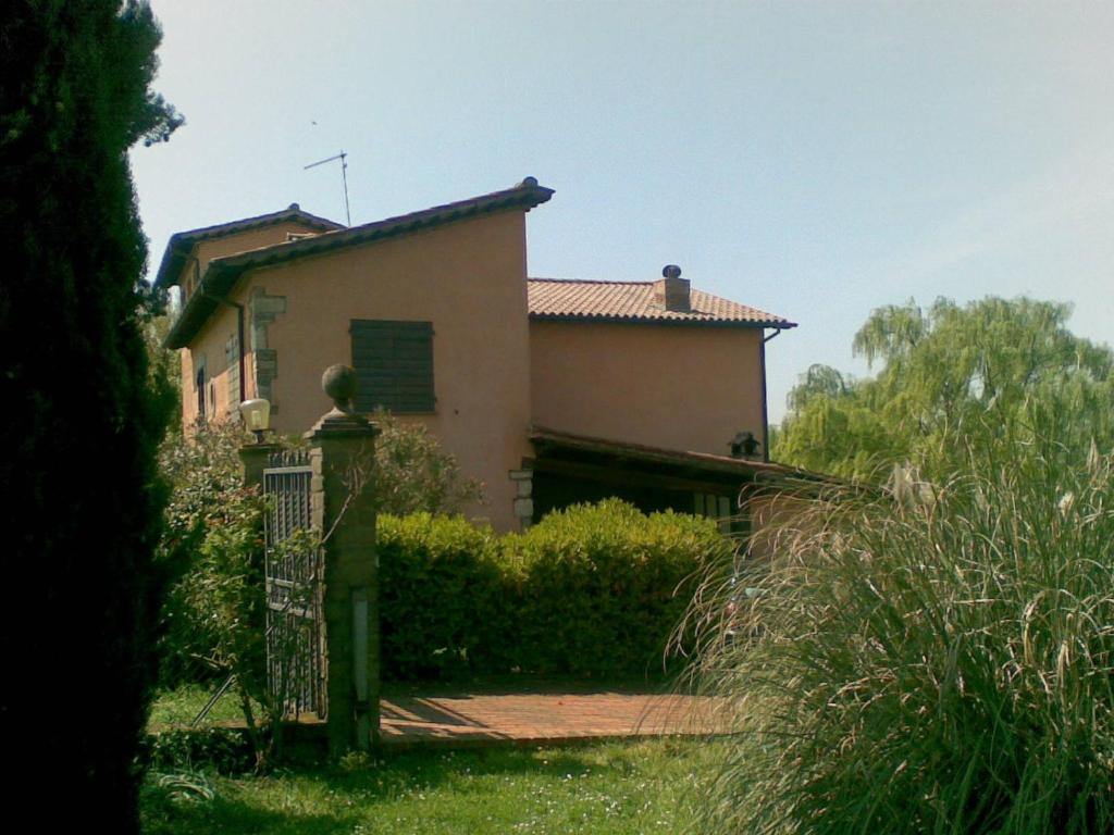 une maison avec une porte devant elle dans l'établissement IL PAGO, à Calvi dellʼ Umbria