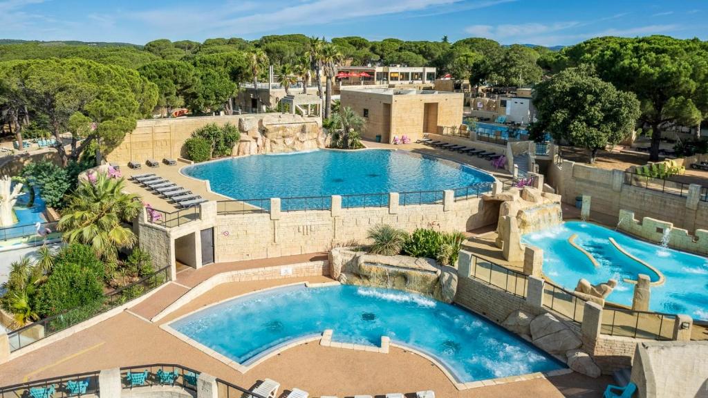 - une vue sur les 2 piscines d'un complexe dans l'établissement Camping Tikayan Les Cigales - Maeva, au Muy