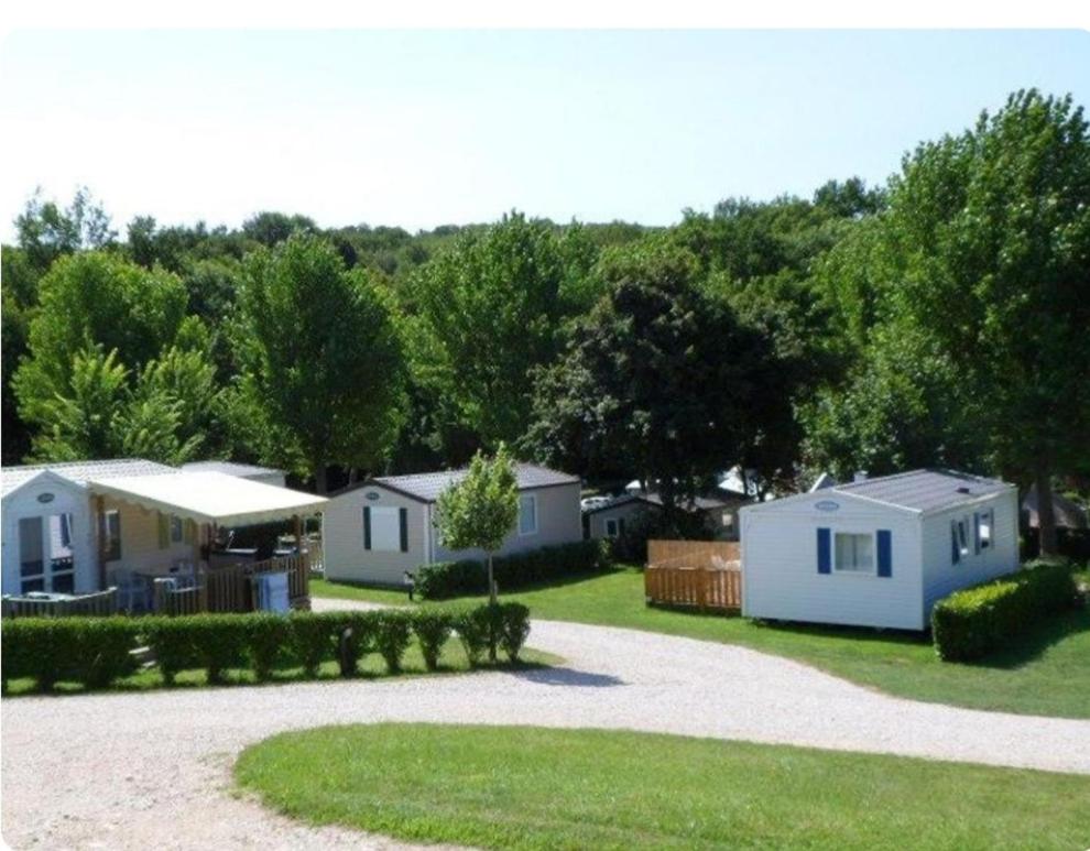 - un groupe de maisons dans une cour avec allée dans l'établissement Mobil home, à Montrigaud 5 autres photos