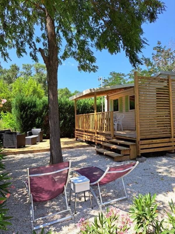 Photo de la galerie de l'établissement TRES BEAU MOBIL HOME AVEC VU SUR LE LAC, à La Roque-dʼAnthéron
