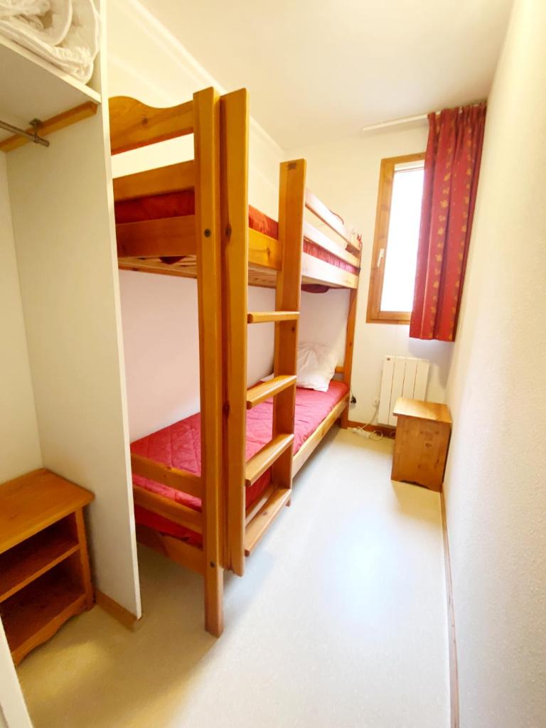 une chambre avec deux lits superposés et une fenêtre dans l'établissement Appartement Ski Pied de Pistes - Valfréjus, à Modane