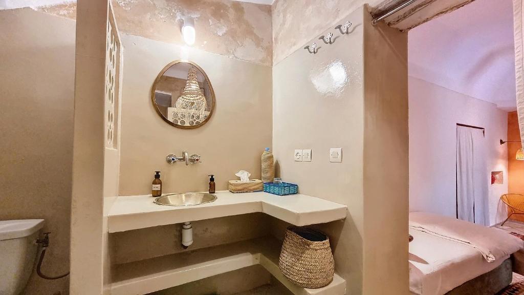 une salle de bain avec un lavabo et des toilettes dans l'établissement Riad Chambres D'Amis Marrakech, à Marrakech