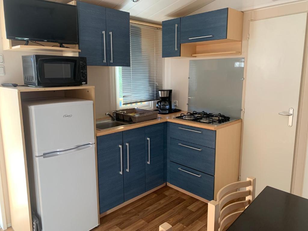 Photo de la galerie de l'établissement TRES BEAU MOBIL HOME AVEC VU SUR LE LAC, à La Roque-dʼAnthéron