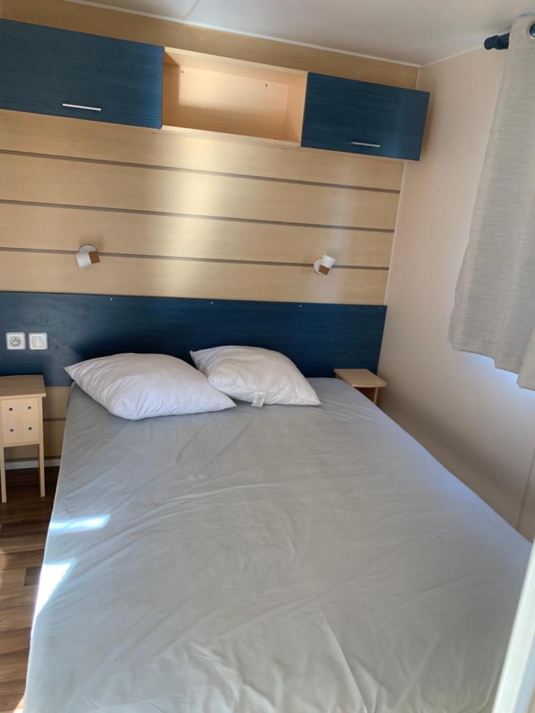 Photo de la galerie de l'établissement TRES BEAU MOBIL HOME AVEC VU SUR LE LAC, à La Roque-dʼAnthéron
