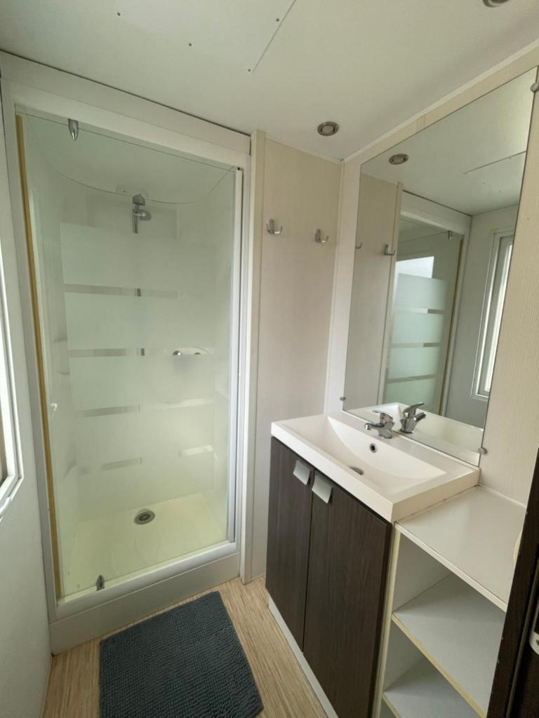 Photo de la galerie de l'établissement TRES BEAU MOBIL HOME AVEC VU SUR LE LAC, à La Roque-dʼAnthéron