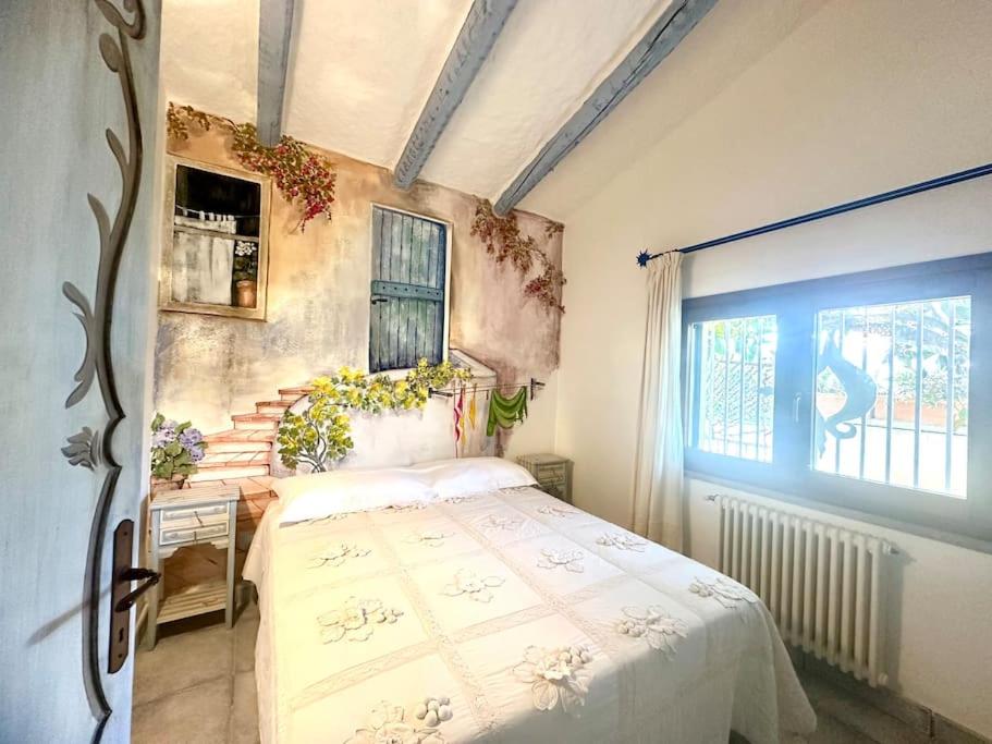 une chambre avec un lit et une fenêtre dans l'établissement Villa del Sole, piscina privata, spiaggia a 400 mt, à San Teodoro